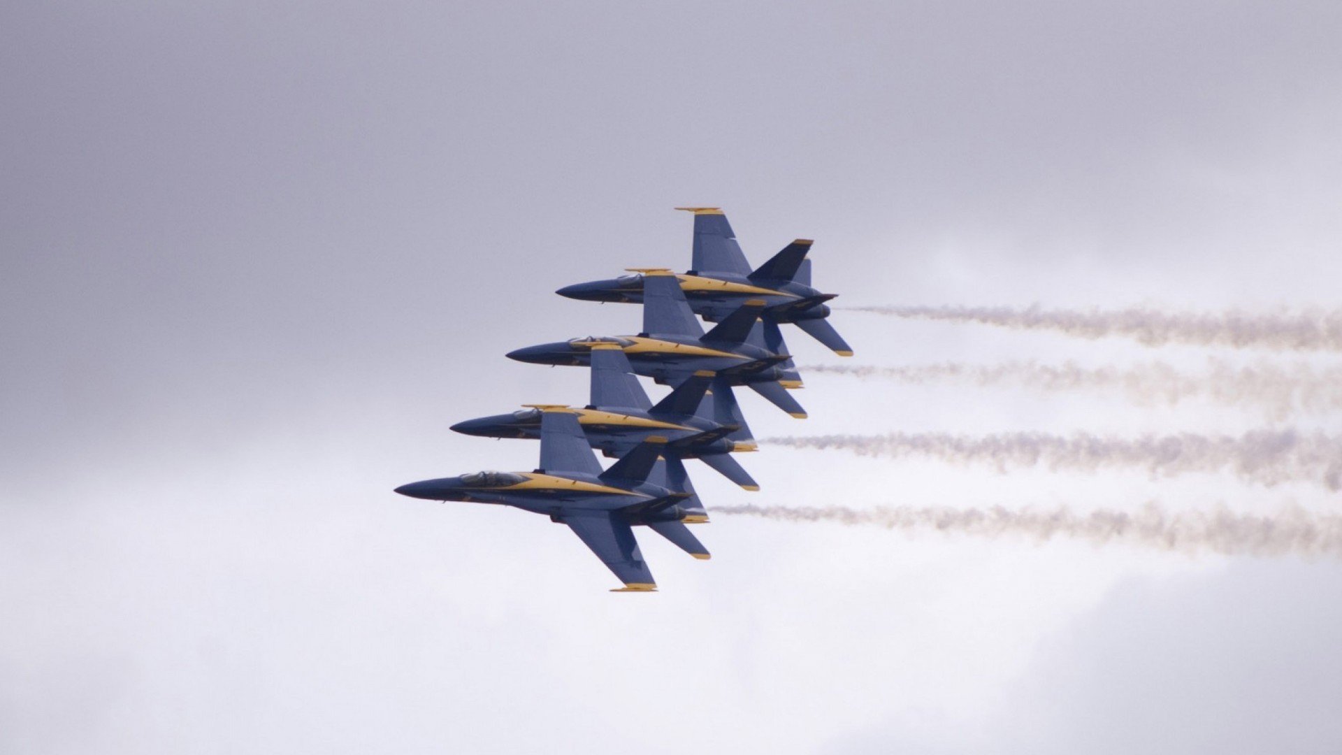 强队实力横扫对手，场上战斗激烈令人目不转睛，队伍很强