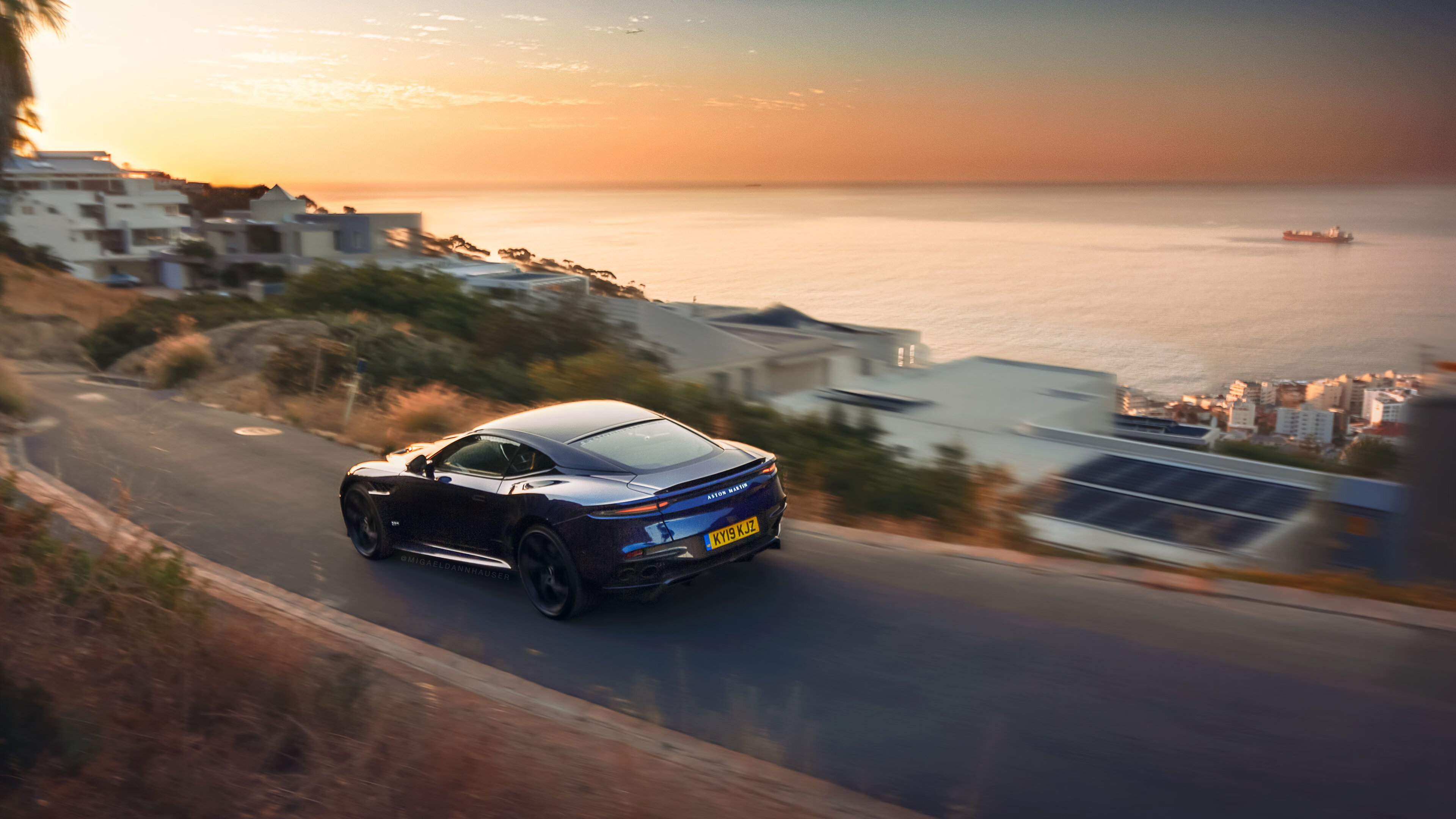 赛场竞争激烈，球员奋发拼搏争夺冠军，争冠球队