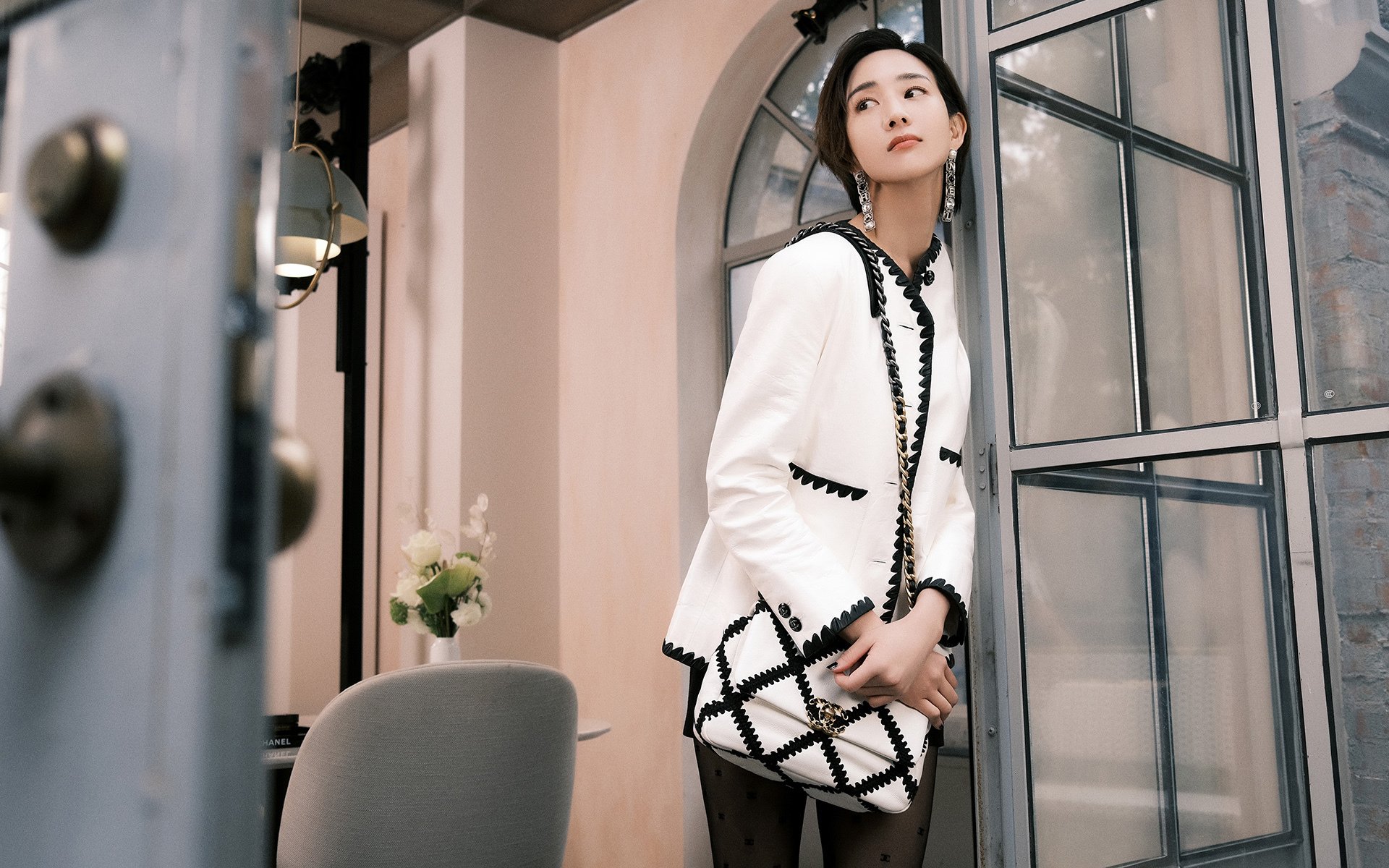 赛场竞争激烈，球员奋发拼搏争夺冠军，争冠球队