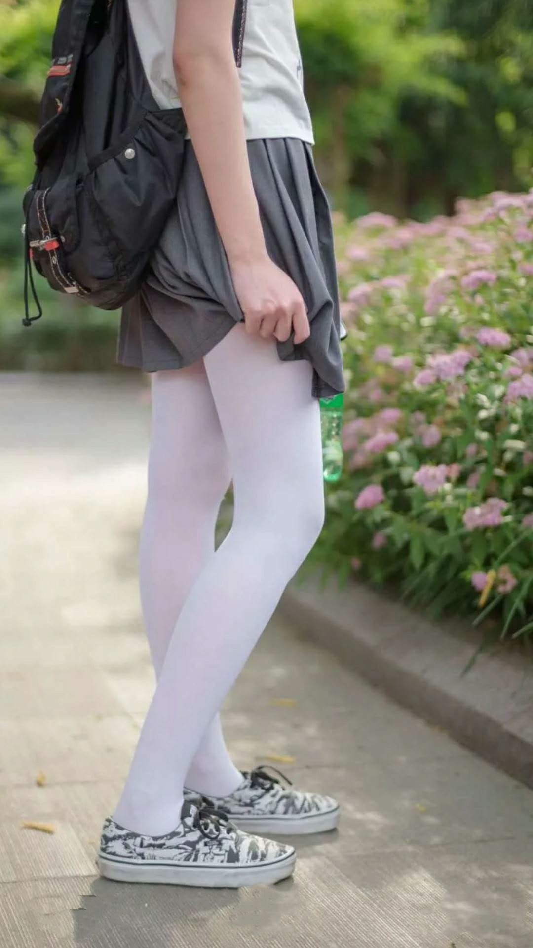 绿色环保足球场不断扩展，推动城市绿色低碳目标实现，足球场绿色颗粒是什么