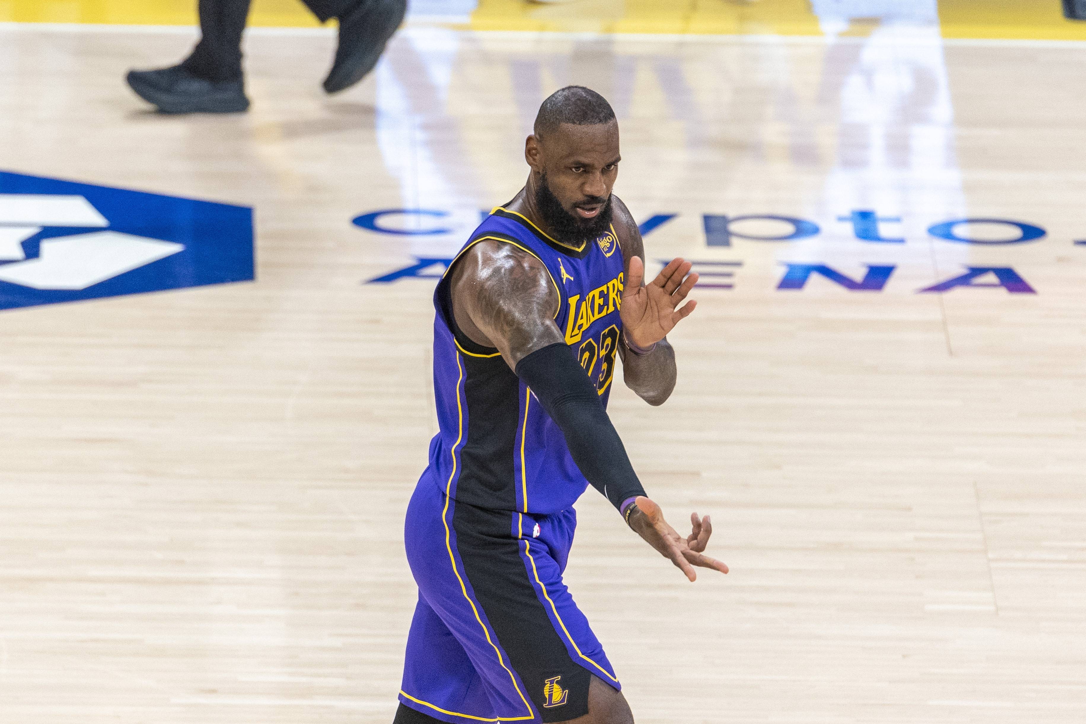 bsports体育:湖人队新赛季的战术演练：如何提升进攻效率和防守强度？的简单介绍