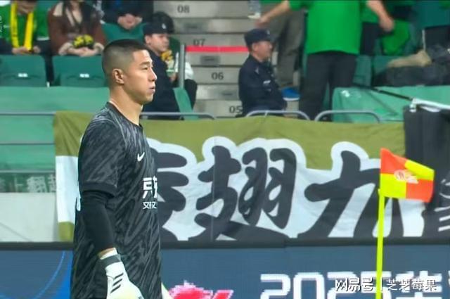 包含B体育平台:中超“金哨”执法引争议，球迷：这裁判是来搞笑的吗？的词条