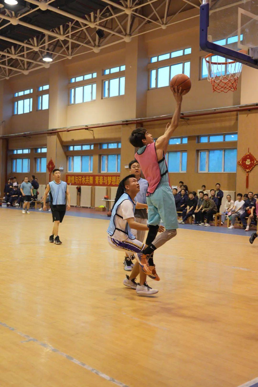 包含B体育官方网址：篮球主题的摄影比赛：用镜头记录篮球的精彩瞬间的词条